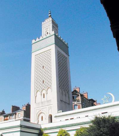 لقطة لأقدم مسجد في العاصمة الفرنسية باريس ارتفاع مئذنته 33 مترا.