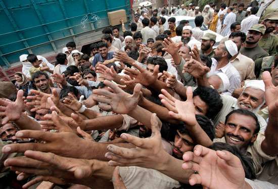 سيلزدگان پاکستان بدون امکانات اوليه به استقبال عيد فطرمي روند