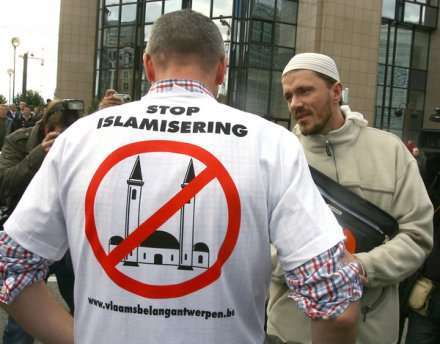 المتطرفون الإنكليز يضطرون الجاليات المسلمة الى الدفاع عن أنفسهم