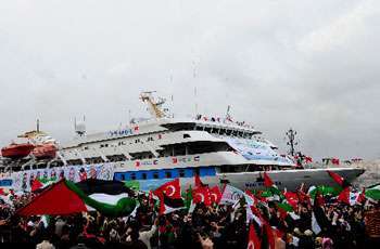 آلالاف في تركيا يستقبلون السفينة التي هاجمها الكيان الصهيوني