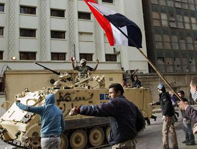 ضباط وجنود مصريون ينضمون إلى المتظاهرين