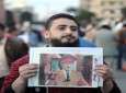 مصري يحمل صورة للرئيس حسني مبارك تشبهه بهتلر