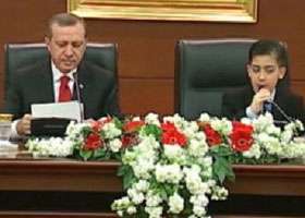 أول رئيسة للجمهورية فتاة تركية عمرها ١١ عاماً