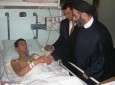 السفير الايراني في سوريا خلال زيارته لأحد المصابين الفلسطينيين