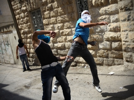 شبان فلسطينيين يرشقون قوات الاحتلال بالحجارة في الضفة الغربية