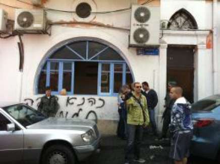 كتابات بالعبرية على جدران احد مطاعم يافا تهدد الفلسطينيين