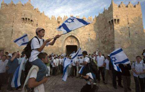 اكثر من 20 الف متطرف يهودي يخترقون شوارع القدس