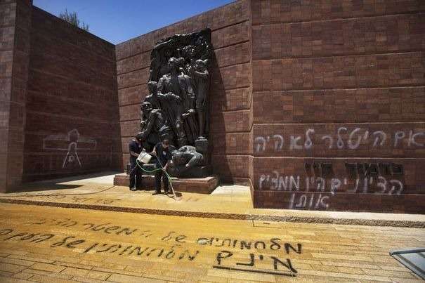 Des juifs inscrivent des inscriptions antisionistes