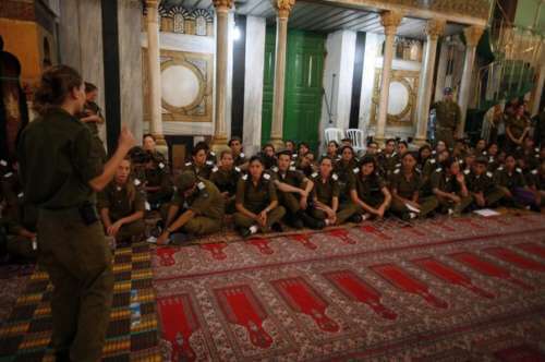 إسرائيليتان تمزقان القرآن داخل الحرم الإبراهيمي