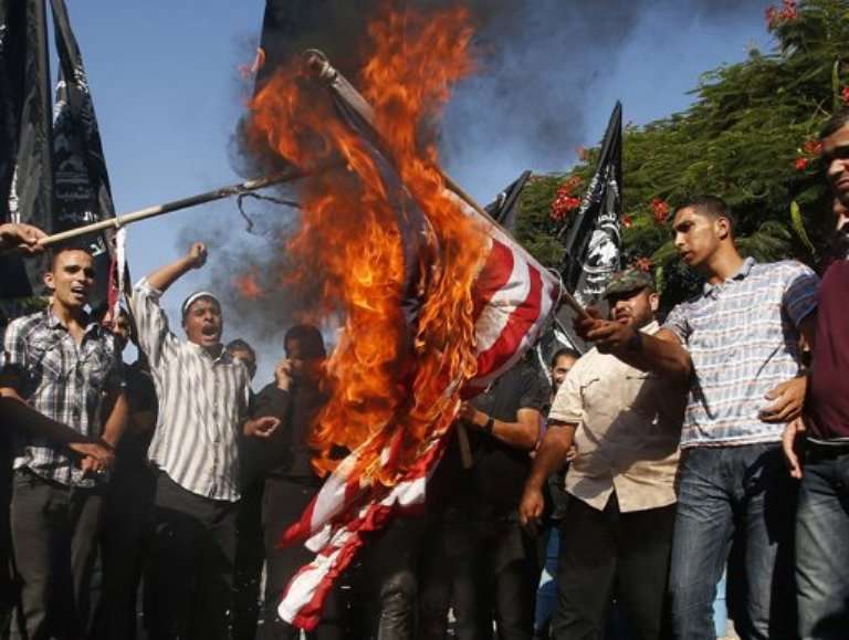 غزة تغضب للإساءة للرسول وتُحرق العلم الأميركي