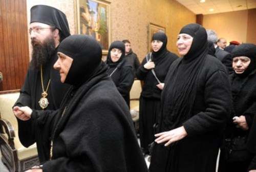 وصول راهبات معلولا المحررات إلى دمشق