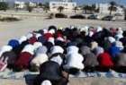 نمازگزاران بحريني در ويرانه هاي مسجد نماز اقامه مي کنند