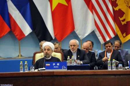 الرئيس الايراني يؤكد على تعزيز التعاون التجاري بين اعضاء "سيكا"