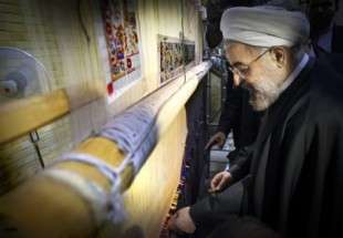 الرئيس روحاني يحيك السجاد