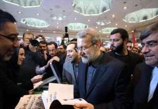 لاريجاني في افتتاح معرض الصحافة ووكالات الانباء : اداء الحكومة في المفاوضات النووية عقلاني ومنطقي