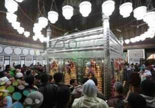المصريون يحتفلون  بذكرى مولد الامام الحسين "ع "