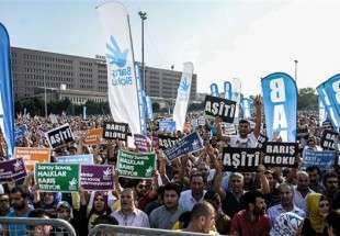 1000s in Istanbul call for peace, blast Turkey