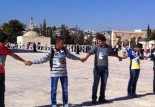 زنجیره انسانی کودکان فلسطینی مقابل مسجدالاقصی/ درخواست شهروندان انگلیسی برای محاکمه نتانیاهو