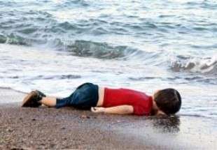 التركية التي صوّرت جثة الطفل السوري: "عندما رأيته أصابني الجمود"