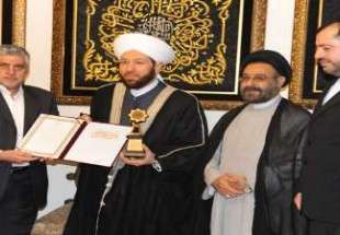 المفتی حسون یتسلم جائزة لجنة حقوق الإنسان الإسلامیة
