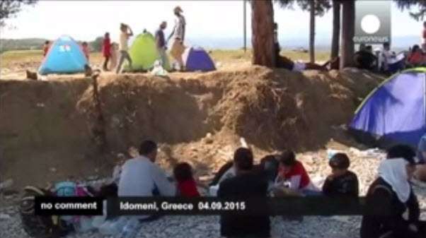 Les réfugiés attendent passer les frontières dela Grèce et de la Macédonie