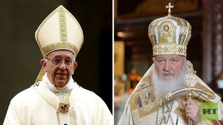 البطريرك كيريل إلى اليمين والبابا فرنسيس إلى اليسار