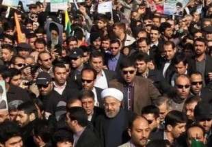 حضور رئیس جمهور در راهپیمایی/ روحانی: بی تردید می توانیم با وحدت و همت مردم به همه آرمان های خود دست پیداکنیم