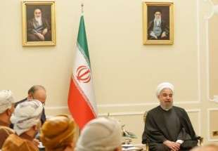 الرئیس روحاني يؤکد علي رفع مستوی العلاقات مع سلطنة عمان