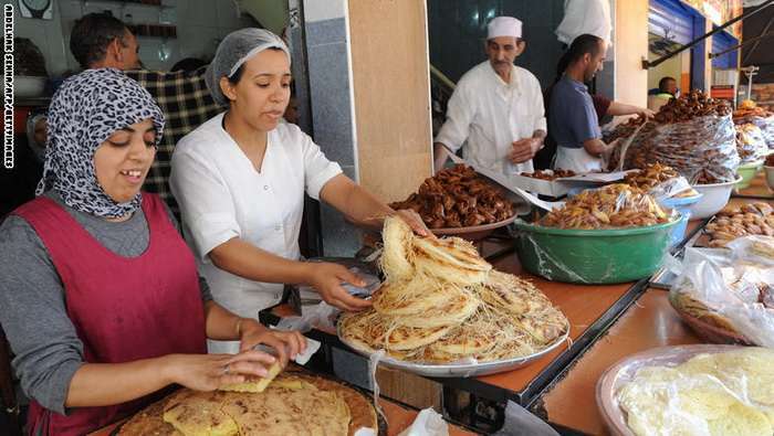 زنان مغربی در حال تهیه و ارائه انواع نان مغربی در رباط پایتخت این کشور