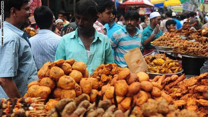 مسلمانان روزه دار در حال رفت و آمد در یکی از بازارهای داکا پایتخت بنگلادش