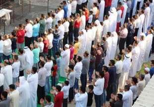 برپایی نماز عید فطر مقابل منزل شیخ عیسی قاسم