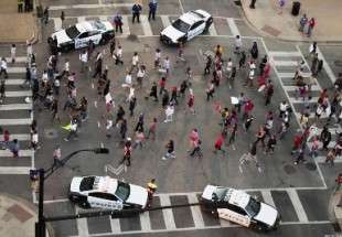 الغضب الاسود ضد العنصرية الامريكية يقتل 5 من رجال الشرطة