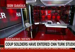 Les Turcs chassent les putschistes de la télévision nationale  