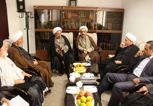 علماء دين و اساتذة جامعات عراقية  يتفقدون مركز ابحاث التقريب