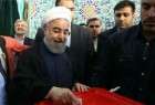 الرئيس روحاني يدلي بصوته في الانتخابات