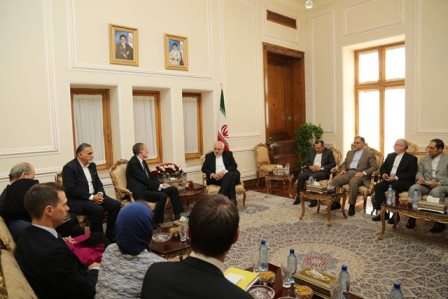 ظريف: ايران ترحب بان مبادرة فرنسية لتسوية الازمة السورية سياسيا