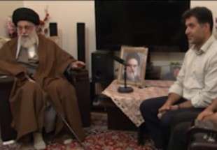قائد الثورة الإسلامية يزور  أسرة شهيد