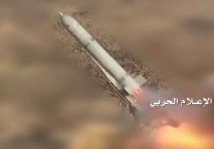 استهداف معسكر سعودي بجيزان بصاروخ زلزال 2
