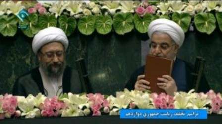 الرئيس روحاني يؤدي اليمين الدستورية