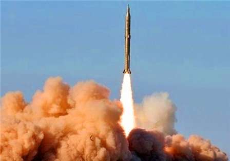 اختبار صاروخ "خرمشهر" الباليستي بعيد المدى بنجاح