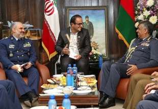قائد القوات الجوية في الجيش الإيراني يستقبل نظيره العماني