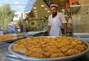Un pâtissier syrien, un parmi des millions, vend les douceurs de son pays