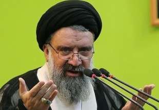 خطيب طهران: سيتلقّى هذا الشاب غير الناضج صفعة مذلّة لو أراد العمل بتهديده