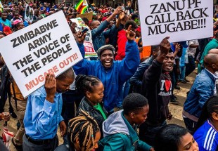 Zimbabweans march as Mugabe resists to leave post