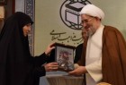 Un mémorial du martyr Emad Moghnieh a été offert à l’ayatollah Araki