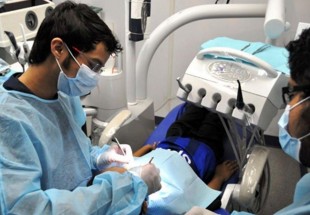علماء يحذرون من أطقم الأسنان