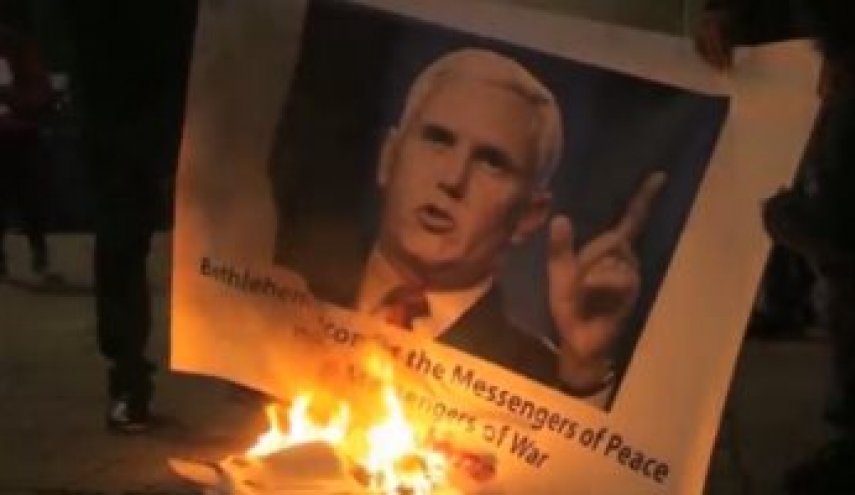 متظاهرون فلسطينيون يحرقون صور مايك بنس