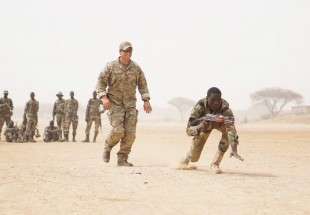 A US Army Special Forces weapons sergeant observes as a Nigerien soldier bounds forward while practicing buddy team movement drills during Exercise Flintlock 2017 in Diffa, Niger, March 11, 2017