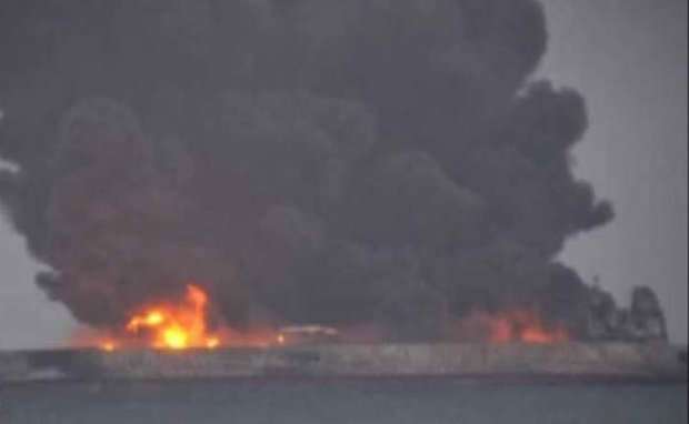 النيران لا تزال مشتعلة في ناقلة النفط الإيرانية بعد تصادمها