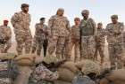 وزير الدفاع القطري بالزي العسكري على حدود السعودية